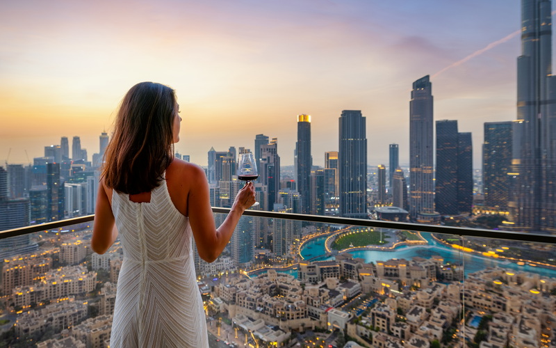 Woman-on-rooftop-in-Dubai.